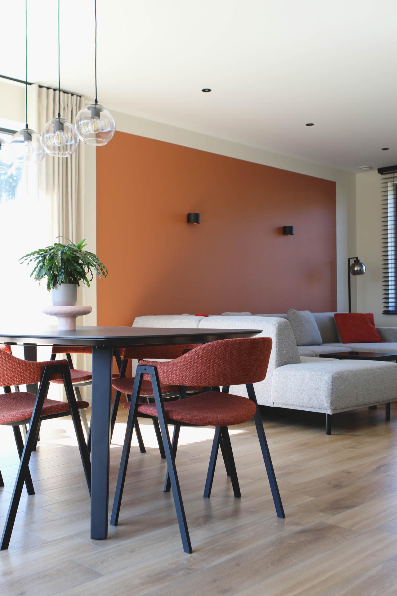 L-vormige living en open keuken met aansluitend terras